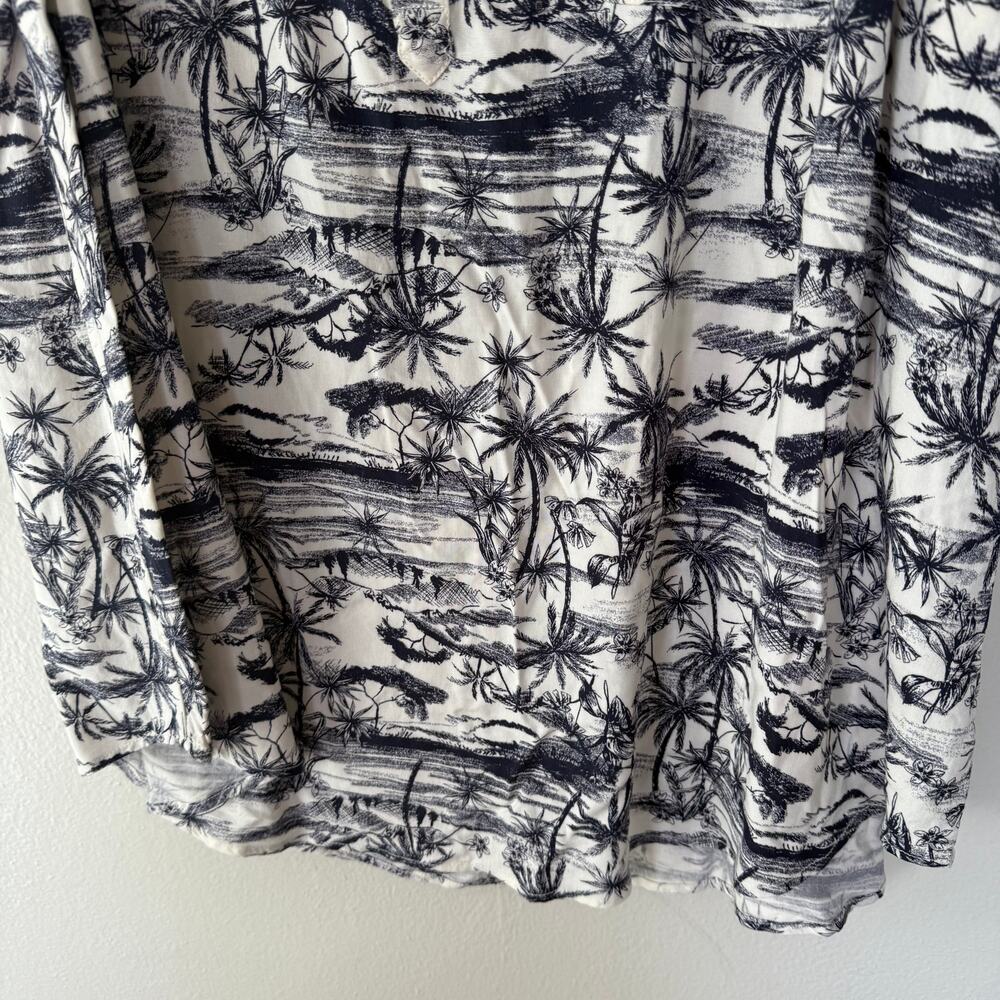 Torrid challis henley pocket sleeveless tank in a jungle toile print Size 2 - Picture 5 of 9